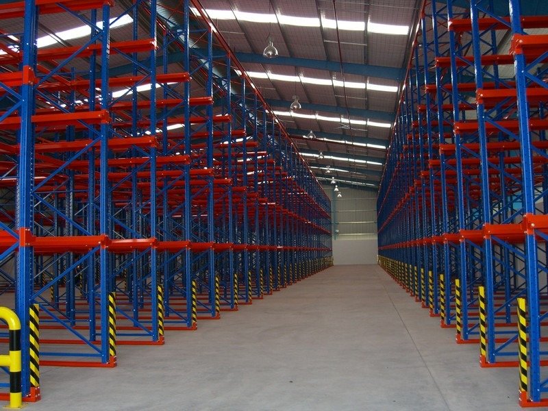 Drive In Rack เหมาะกับคลังสินค้าประเภทใด? เจาะลึกระบบจัดเก็บที่ช่วยเพิ่มพื้นที่ได้สูงสุด